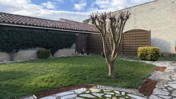 Maison habitable de plain pied avec garage et jardin en centre ville .