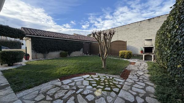 Maison habitable de plain pied avec garage et jardin en centre ville .