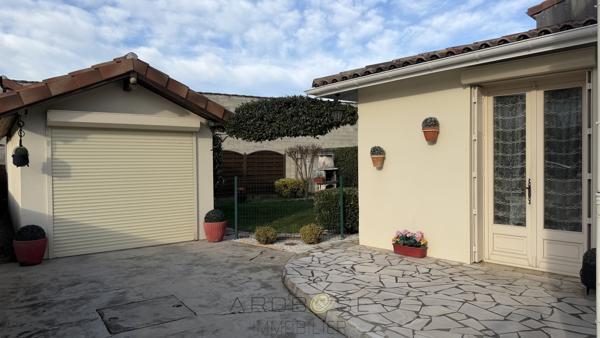 Maison habitable de plain pied avec garage et jardin en centre ville .