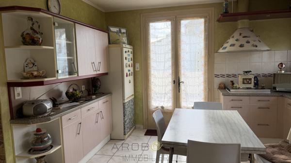 Maison habitable de plain pied avec garage et jardin en centre ville .