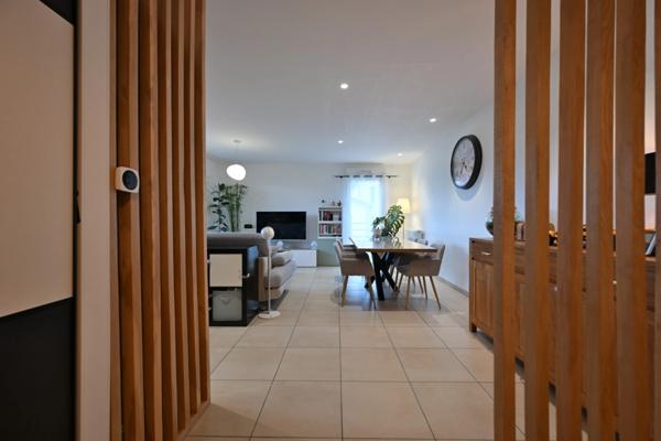 THURINS : Très bel appartement T3 + garage avec vue en dernier étage