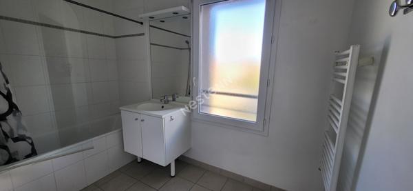 Nantes Nord - Bout des Pavés : EN VENTE, Belle opportunité pour ce T3 de 67 m², résidence récente, ascenseur, 2 chambres, balcon Sud, parking. Proche tramway.