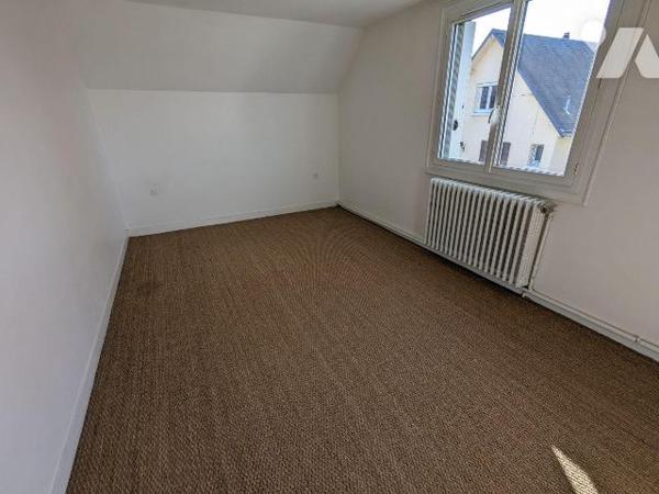Agréable maison d'environ 152 m² habitables, construite en 1962, comprenant :

- Au rez-de-ch...