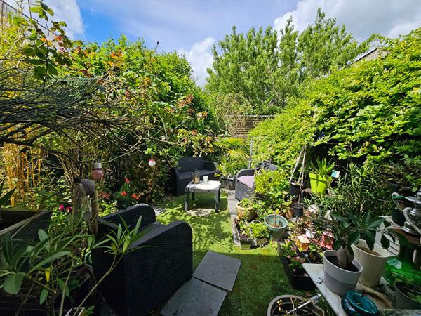 A vendre Angers secteur Saint Jacques, Immeuble en pleine propriété, 4 appartements type2 dont deux avec jardin, plus 3 garages fermés.