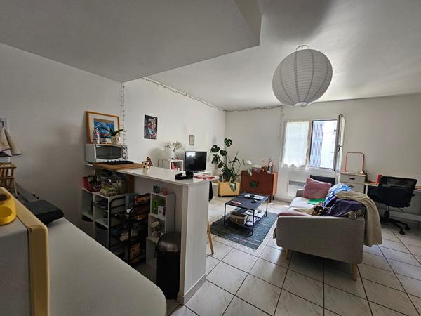 A vendre Angers secteur Saint Jacques, Immeuble en pleine propriété, 4 appartements type2 dont deux avec jardin, plus 3 garages fermés.