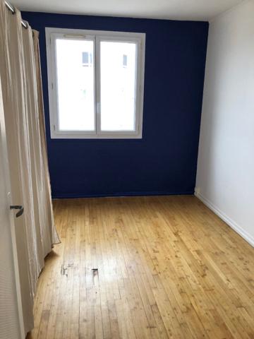 A vendre secteur Eblé, gare résidence Vauban. Appartement type 3.3ème étage. 2 chambres, séjour avec balcon, cuisine indépendante avec loggia, cave, chauffage au gaz.