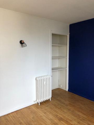 A vendre secteur Eblé, gare résidence Vauban. Appartement type 3.3ème étage. 2 chambres, séjour avec balcon, cuisine indépendante avec loggia, cave, chauffage au gaz.