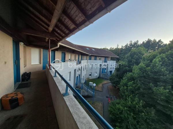 Situé allée Marcellin Champagnat à Saint-Genis-Laval, au 2ᵉ étage d’une résidence calme et entretenue, ce duplex offre une surface loi Carrez de 52,50 m² et une surface totale au sol de 65,14 m².

Il se compose, au premier niveau, d’une entrée avec rangements, d’une cuisine ouverte sur le séjour avec accès au balcon, ainsi que d’un WC séparé. À l’étage, vous trouverez une chambre, une salle de bains récemment rénovée et des espaces de rangement.

Le bien dispose également d’une cave et d’un emplacement de parking.Le ravalement de façade a été voté en assemblée générale et les travaux sont actuellement en cours.

L’appartement est situé à proximité du métro B (terminus Hôpital Lyon Sud), des commerces, des écoles et des services.

Ce bien convient pour un premier achat ou pour un investissement locatif.