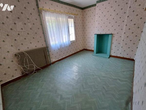 STE-ANNE : AMIENOISE  81 M2 AVEC CAVE COUR