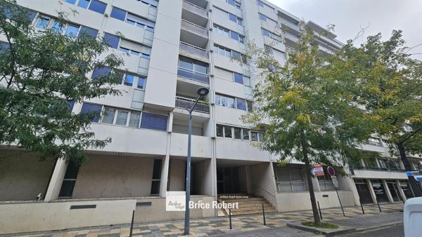 Bureaux à louer Lyon 6ème proche Part Dieu lumineux dans immeuble tertiaire