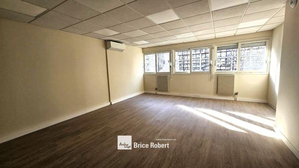 Bureaux à louer Lyon 6ème proche Part Dieu lumineux dans immeuble tertiaire