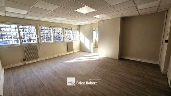 Bureaux à louer Lyon 6ème proche Part Dieu lumineux dans immeuble tertiaire