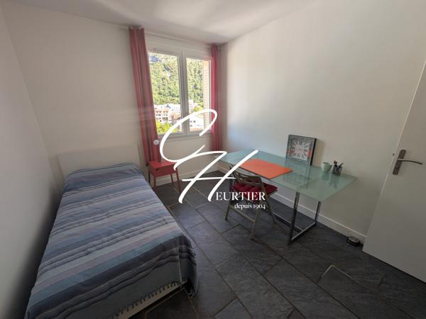 SAINT EGREVE - APPARTEMENT T3 MEUBLE - TRAVERSANT