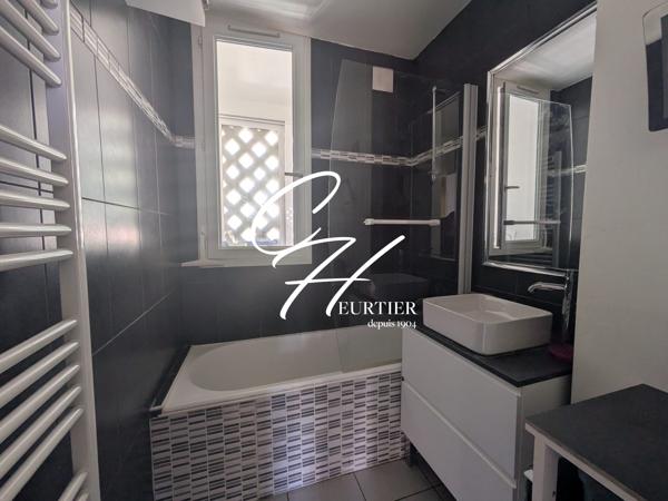 SAINT EGREVE - APPARTEMENT T3 MEUBLE - TRAVERSANT