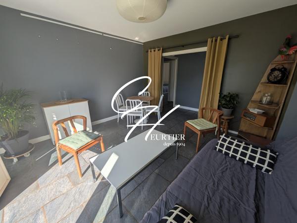 SAINT EGREVE - APPARTEMENT T3 MEUBLE - TRAVERSANT