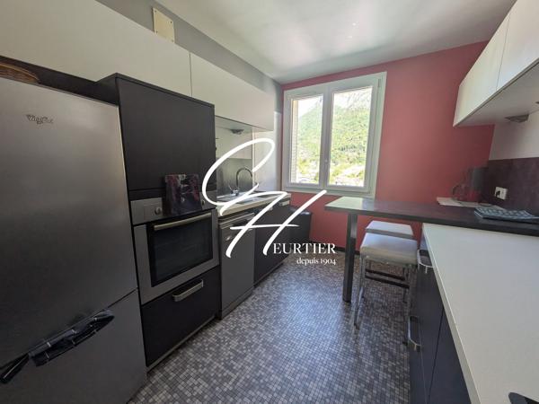 SAINT EGREVE - APPARTEMENT T3 MEUBLE - TRAVERSANT