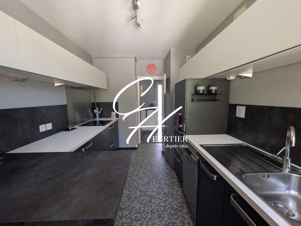 SAINT EGREVE - APPARTEMENT T3 MEUBLE - TRAVERSANT