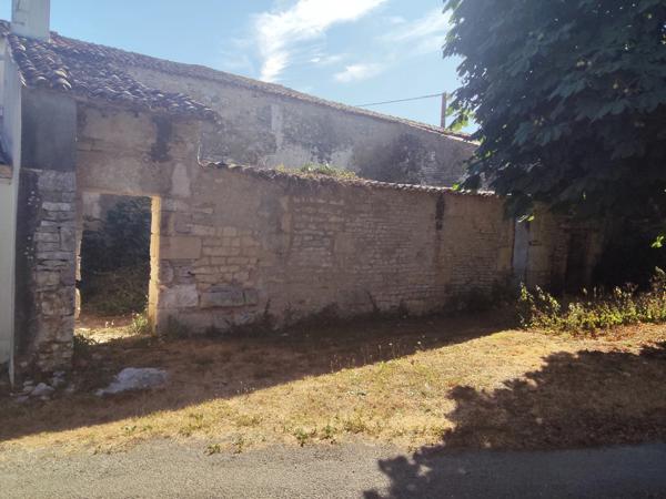 Maison à vendre à rénover entièrement SAINT HILAIRE DE VILLEFRANCHE (17)