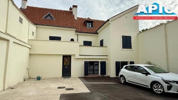 GROSLAY, limite MONTMORENCY.
Ancien corps de ferme ...