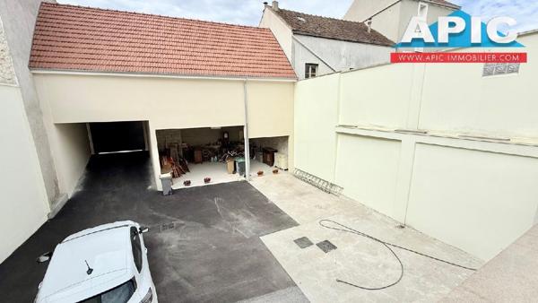 GROSLAY, limite MONTMORENCY.
Ancien corps de ferme ...
