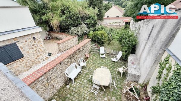 GROSLAY, limite MONTMORENCY.
Ancien corps de ferme ...