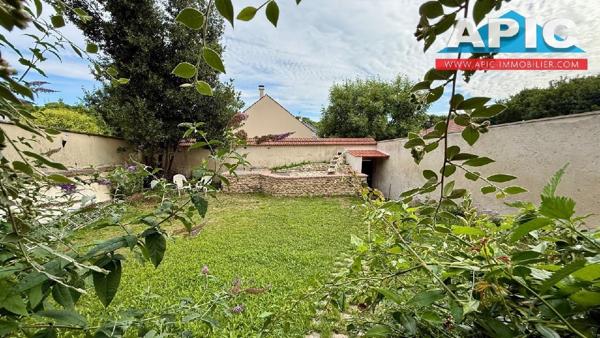 GROSLAY, limite MONTMORENCY.
Ancien corps de ferme ...