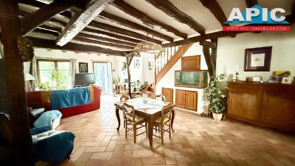 GROSLAY, limite MONTMORENCY.
Ancien corps de ferme ...