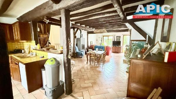 GROSLAY, limite MONTMORENCY.
Ancien corps de ferme ...