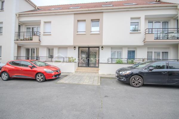 ✨ T2 45 m² – DERNIER ÉTAGE – BALCON + BOX – SERRIS CENTRE

💥 Lumineux, au calme et idéalement situé – parfait pour y vivre ou investir

⸻

À la recherche d’un appartement agréable, fonctionnel et bien placé ?

👉 Ce T2 de 45 m², situé au 3ᵉ et dernier étage, offre un cadre de vie confortable… et un excellent potentiel locatif.

⸻

🏡 Un appartement facile à vivre

✔ Pièce de vie lumineuse avec cuisine ouverte
✔ Chambre confortable
✔ Salle de bain + WC séparé
✔ Balcon privatif pour profiter des beaux jours

👉 Un bien idéal pour un premier achat, un pied-à-terre ou un investissement

⸻

🚗 Un vrai plus sur le secteur

✔ Box fermé en sous-sol
👉 Rare et très recherché

⸻

📍 Emplacement stratégique

✔ Centre bourg de Serris
✔ Commerces et services à pied
✔ Proximité Val d’Europe et RER A

⸻

💰 Également idéal pour un investissement

👉 Ce bien coche tous les critères recherchés :

✔ Dernier étage
✔ Extérieur
✔ Stationnement
✔ Forte demande locative

💡 Loyer estimé entre 800 € et 900 € / mois

➡️ Offre une rentabilité cohérente et sécurisée sur ce secteur recherché

⸻

💡 Informations complémentaires

✔ Charges : env. 1150 € / an
✔ Taxe foncière : env. 700 €

⸻

⚠️ Une opportunité rare

👉 Bien polyvalent = forte demande (résidence principale + locatif)

📞 Contactez-moi rapidement pour organiser une visite