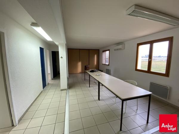 Bureaux à louer à Alixan, emplacement visible, parking privatif et jardin