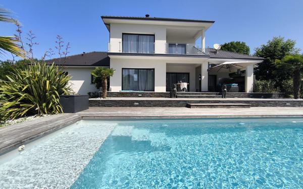 Maison à vendre    6 pièces • 214 m2 Rontignon