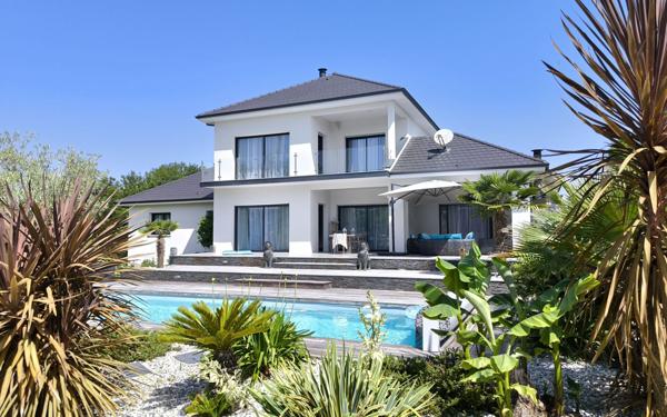 Maison à vendre    6 pièces • 214 m2 Rontignon