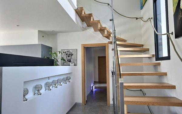 Maison à vendre    6 pièces • 214 m2 Rontignon