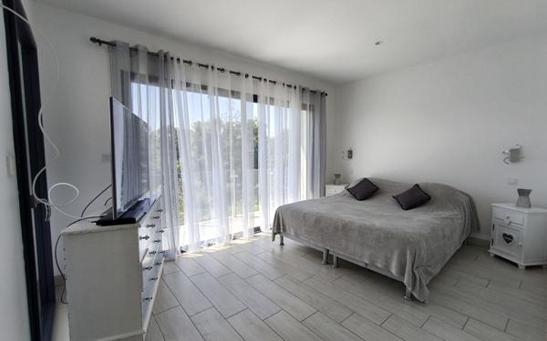 Maison à vendre    6 pièces • 214 m2 Rontignon