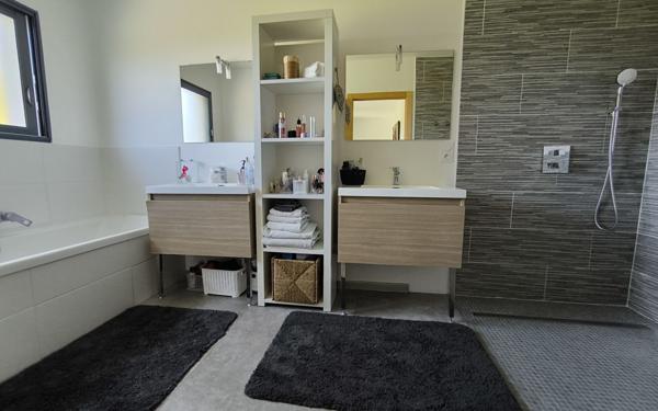 Maison à vendre    6 pièces • 214 m2 Rontignon