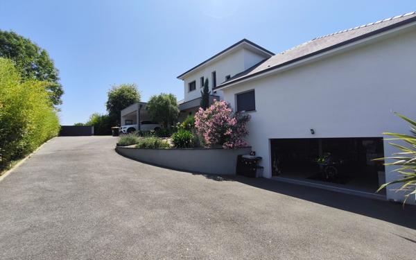 Maison à vendre    6 pièces • 214 m2 Rontignon