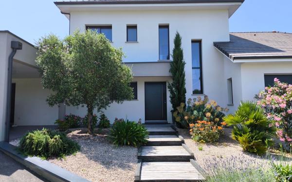 Maison à vendre    6 pièces • 214 m2 Rontignon