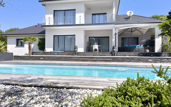 Maison à vendre    6 pièces • 214 m2 Rontignon