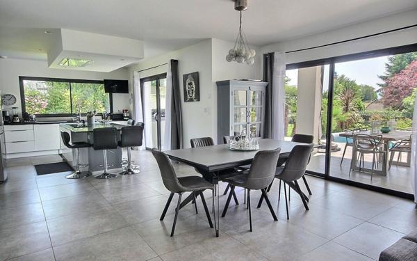 Maison à vendre    6 pièces • 214 m2 Rontignon