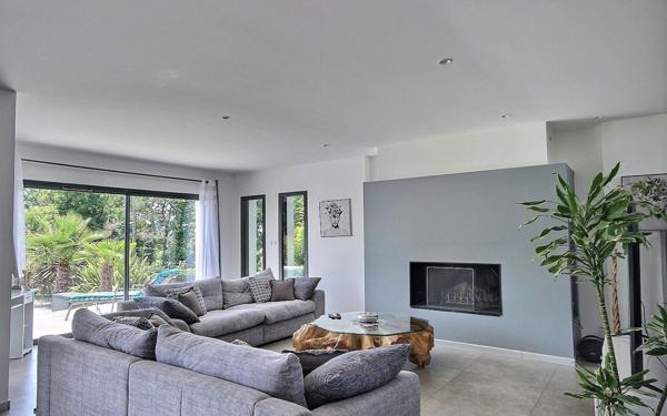 Maison à vendre    6 pièces • 214 m2 Rontignon