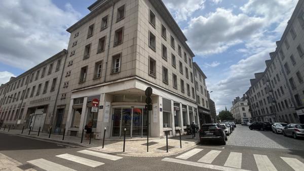 Location de bureau au Coeur de Ville - environ 738 m2 avec stationnements privatifs