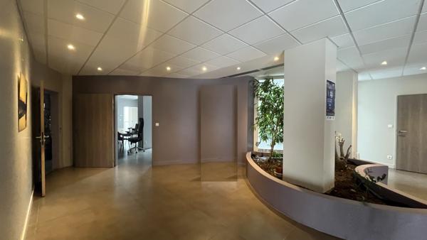 Location de bureau au Coeur de Ville - environ 738 m2 avec stationnements privatifs
