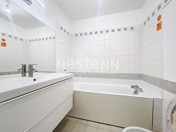 A VENDRE ! Duplex dernier étage Voisins Le Bretonneux 5 pièces 118.40 m², 4 places de parking et 1 cave.