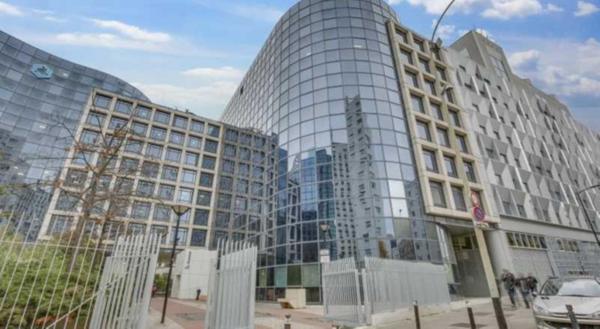 Bureaux à louer à Courbevoie dans immeuble moderne avec ERP possible