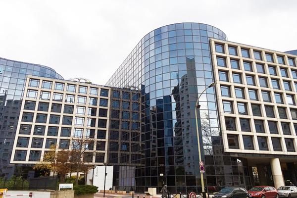 Bureaux à louer à Courbevoie dans immeuble moderne avec ERP possible