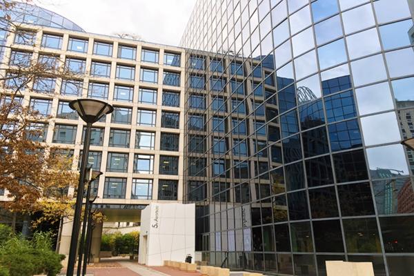Bureaux à louer à Courbevoie dans immeuble moderne avec ERP possible
