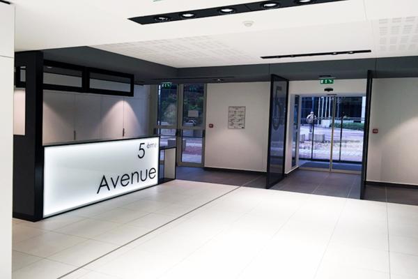 Bureaux à louer à Courbevoie dans immeuble moderne avec ERP possible