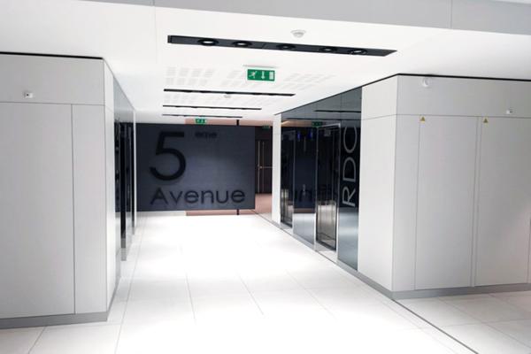 Bureaux à louer à Courbevoie dans immeuble moderne avec ERP possible