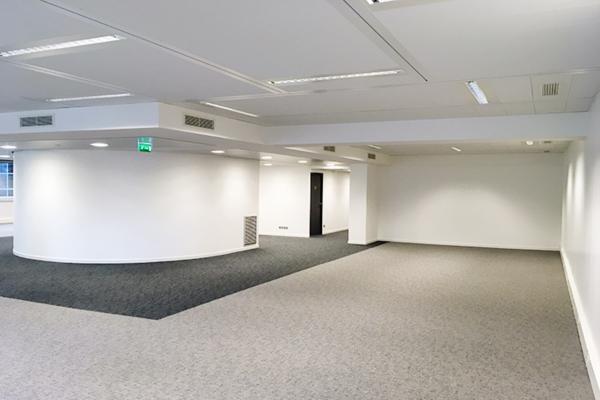 Bureaux à louer à Courbevoie dans immeuble moderne avec ERP possible