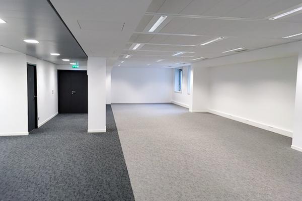 Bureaux à louer à Courbevoie dans immeuble moderne avec ERP possible